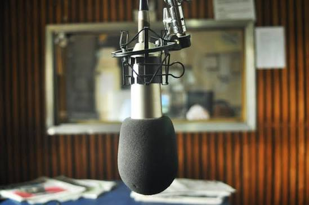 Echaron a un histórico conductor de la radio