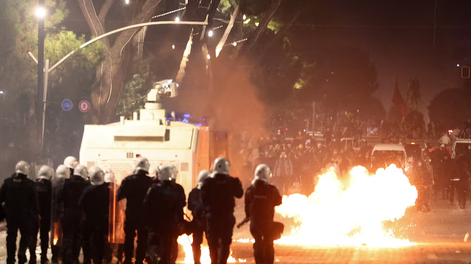 protestas en francia: la policia detuvo a 135 personas e incauto armas que portaban los manifestantes