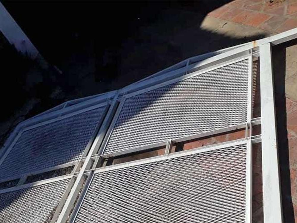 Una niña sufrió heridas en su cabeza y su rostro al caer un portón en la casa de su abuelo