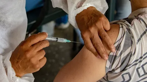 Un hombre se vacunó diez veces contra el coronavirus en un solo día