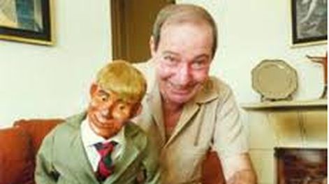 MR. CHASMAN y CHIROLITA en plena actuación: ¿Alguien se animará alguna vez a charlar con él y devolverle algún soplo de energía? 