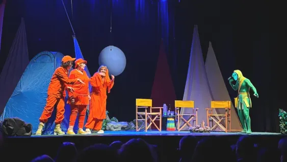 DELIRANTES DE RISA. Tres mujeres, un fogón, el Cerro Uritorco y una visita de otro planeta, bastante extraño.