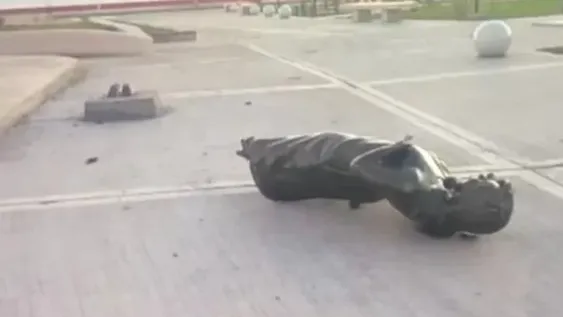 Derribaron y rompieron una estatua de Cristina Kirchner en Río Gallegos