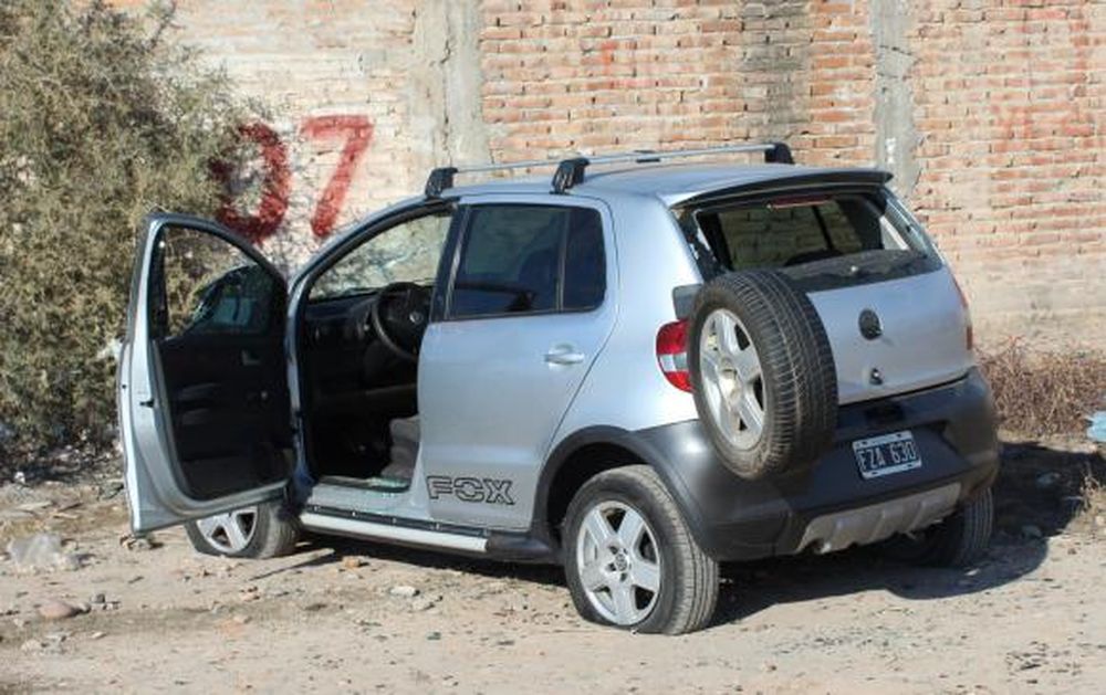 Le roban el auto y se lo destruyen
