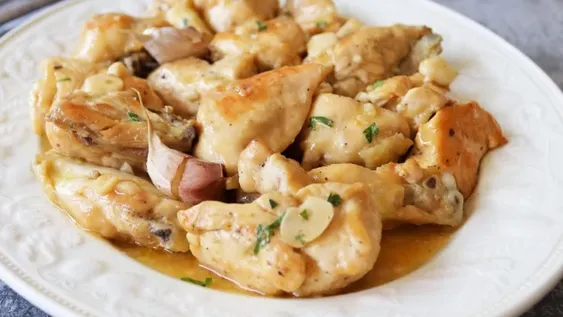 Receta de pollo al ajillo: plato rico, rápido y fácil.