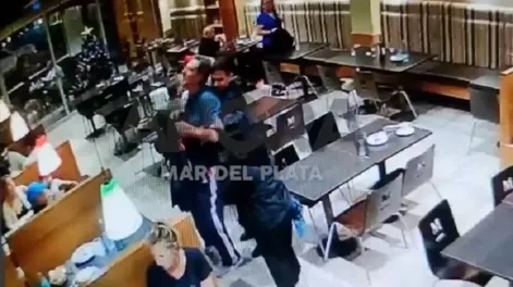 [VIDEO] Un mozo le salvó la vida a un hombre que se atragantó con comida