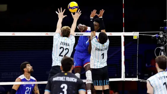 Matías Sánchez influyó en la victoria, no solo armando y distribuyendo juego. Con su saque rompió la paridad en el tercer set y cuando debió bloquear, se animó ante los más altos y lo hizo como en esta jugada donde apoya a Zerba.