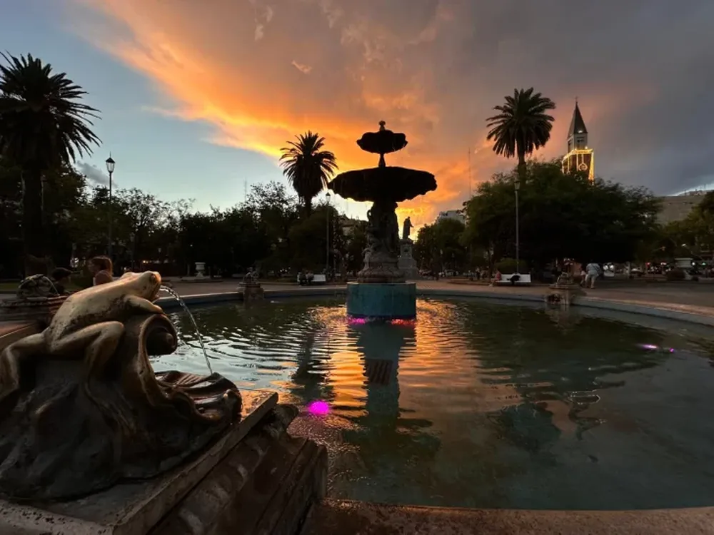 Plaza 25 de Mayo.-