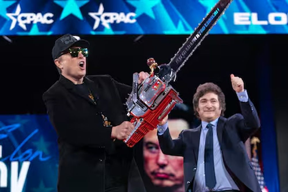 ELON MUSK con la motosierra que le regaló el presidente Javier Milei durante el último viaje del primer mandatario argentino a Estados Unidos.