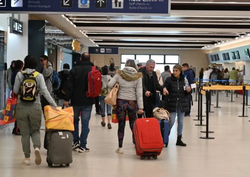 Una aerolínea pesa a sus pasajeros antes de subir al avión