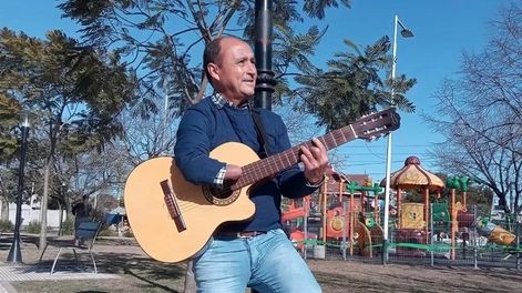 Sixto nació con una sola mano, superó el bullying y ahora es guitarrista