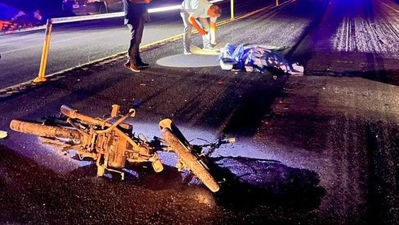 Iba en moto a casa de sus abuelos y murió atropellado por un conductor que se fugó