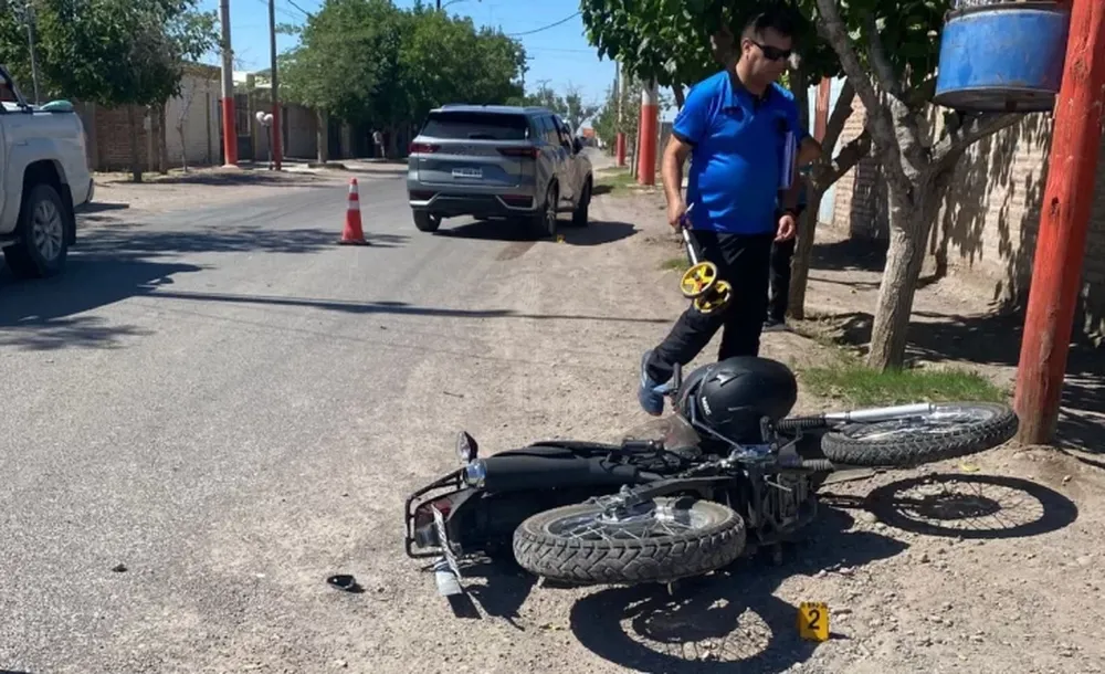 Un motociclista quedó con graves heridas tras chocar contra una camioneta: aseguran que aceleró al escuchar disparos