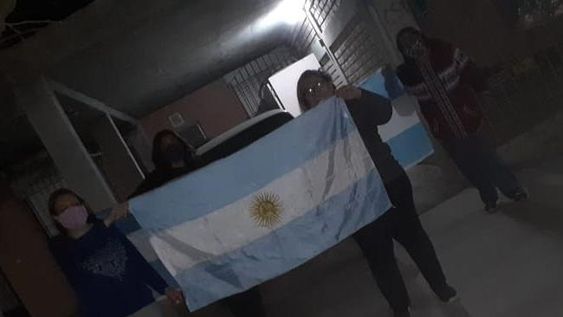 Aplausos y bocinazos: un barrio caucetero  bloqueado reconoce a trabajadores esenciales