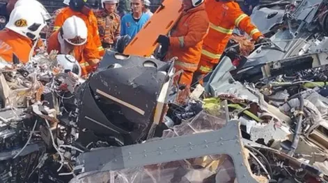 [VIDEO] Dos helicópteros chocaron durante un ensayo militar y murieron diez personas