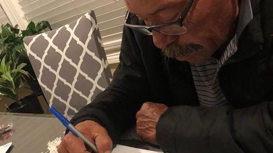 Un hombre escribió sus primeras palabras y fueron los nombres de sus nietos