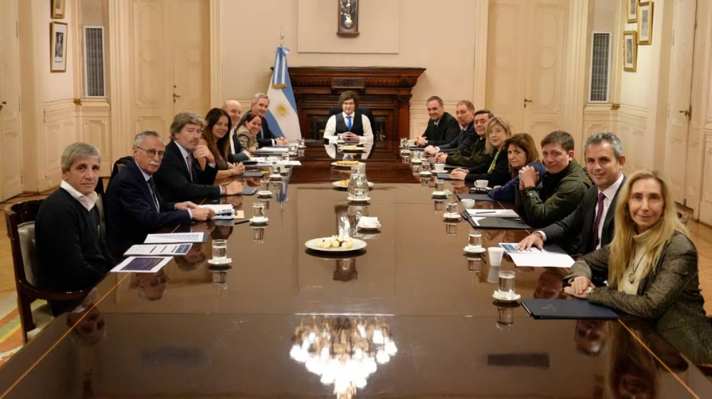 Milei volvió a respaldar a Adorni, definió cambios en el Presupuesto y fijó nuevos recortes para fin de mayo