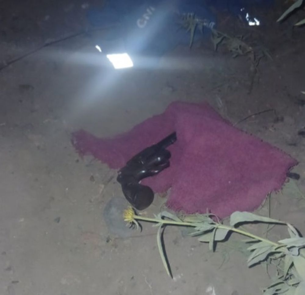 Caminaba con la cara cubierta pero cuando vio a la policía, descartó un arma y huyó