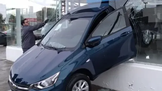 Le sacó el freno de mano a un auto 0km y lo estrelló contra la vidriera de la concesionaria