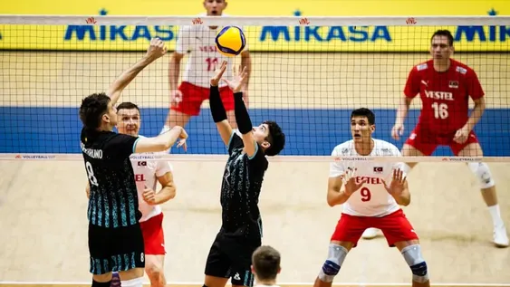 EL ARMADOR SANJUANINO Matías Sánchez le arma un ataque rápido al central mendocino Loser. Argentina venció a Turquía 3-2 en un intenso partido.