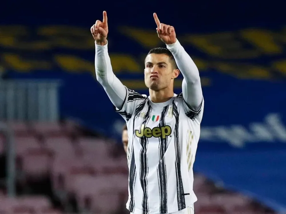 Con un doblete de CR7, Juventus goleó a un pálido Barcelona