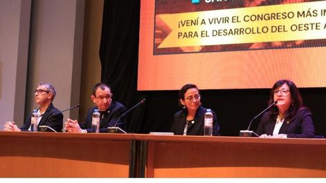Diario de Cuyo | En el inicio del Primer Congreso Internacional del Cobre la mesa académica estuvo integrada por el Ing.Marcelo Bellini, del Instituto de Investigaciones Mineras; el licenciado Emiliano de Paula; la Licenciada Natalia Núñez, vicedecana de la Facultad de ci