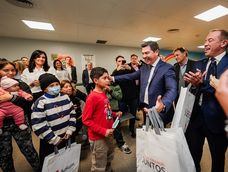 El gobernador compartió un momento con los niños.