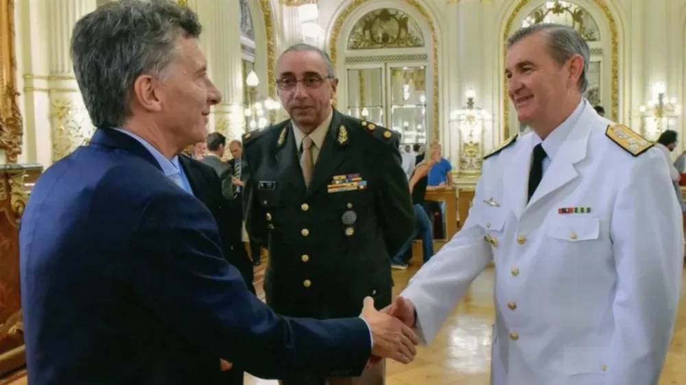 El Gobierno evalúa cambiar la cúpula de la Armada