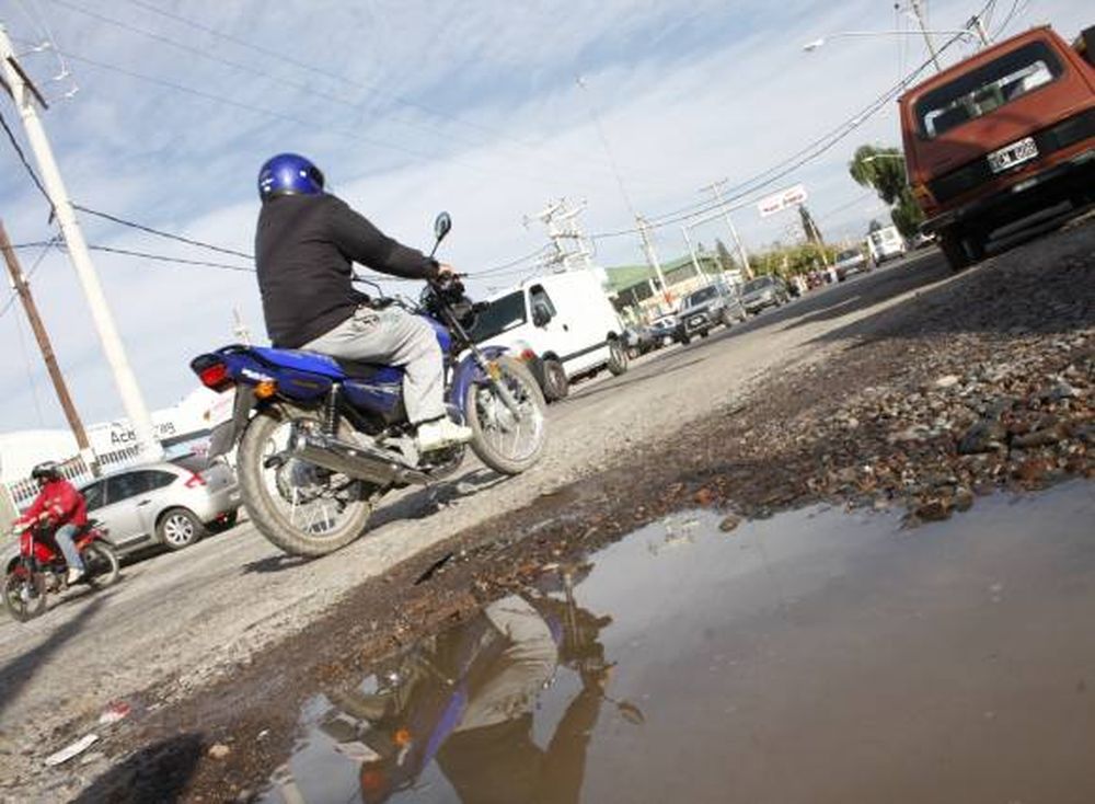 Una calle rota que genera  caídas y daño en vidrieras