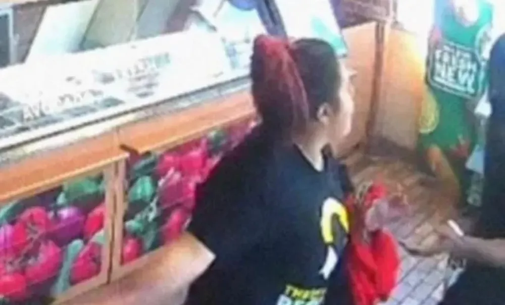 Una empleada de restaurante desarmó a un ladrón y frustró el asalto, pero sus jefes la echaron