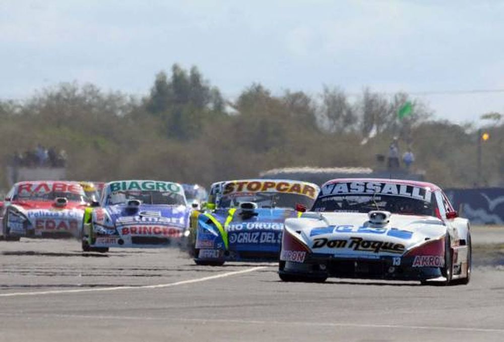 Rossi ganó en una carrera luchada