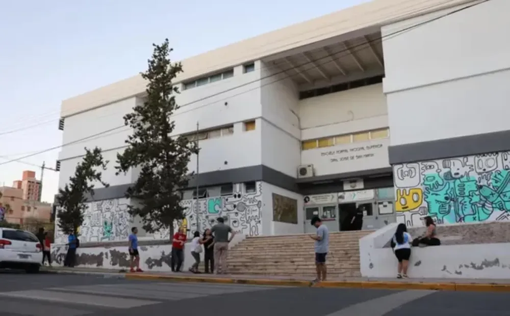 Salvaje golpiza en una escuela de Neuquén: una madre y su hija desfiguraron a golpes a la directora