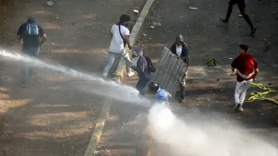 Ataque de fuerzas chavistas con bombas lacrimógenas: hay al menos 27 heridos