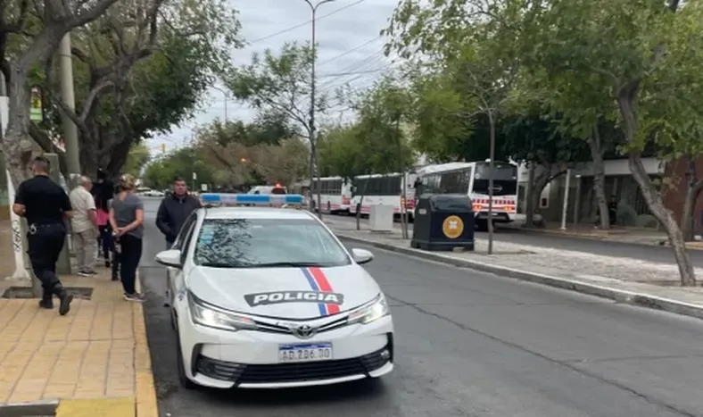 Camioneta atropella a un menor en Avenida Libertador y huye del lugar