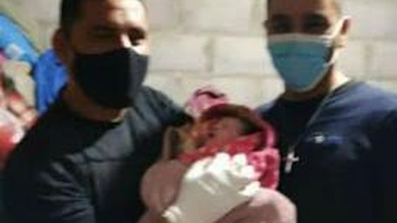 Recibió ayuda de dos policías para dar a luz porque la ambulancia no estaba disponible