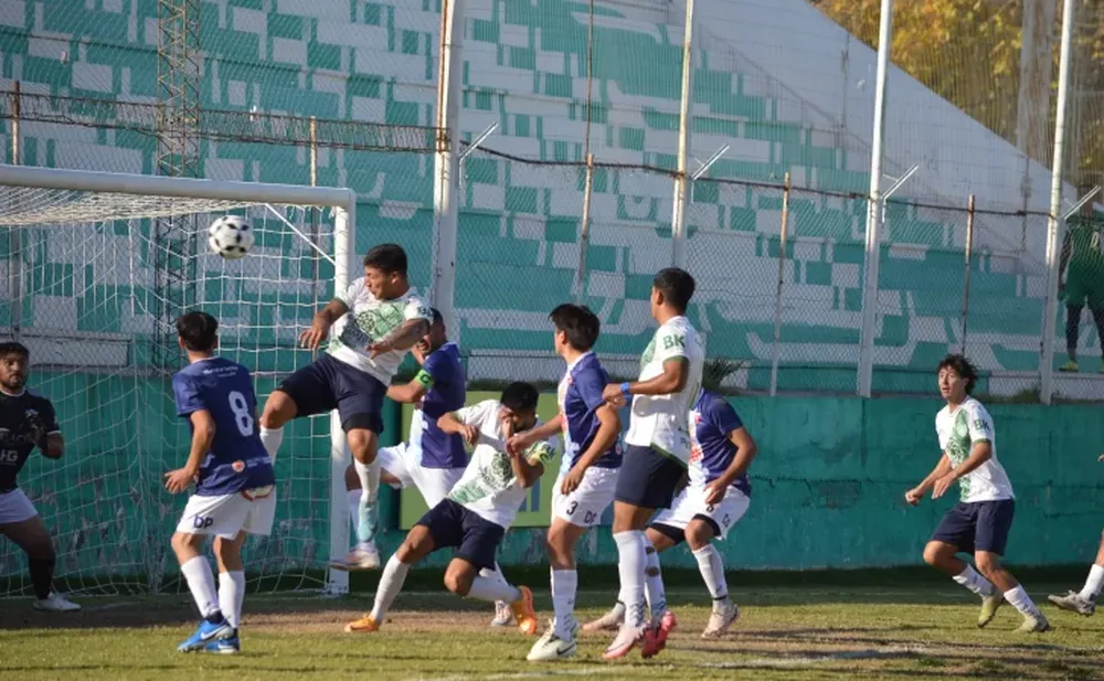 DEMOLEDOR. Luciano Riveros en acción y buscando el gol. El artillero de la Sanjuanina marcó dos en la goleada sobre la Liga Calingastina por la Copa País.