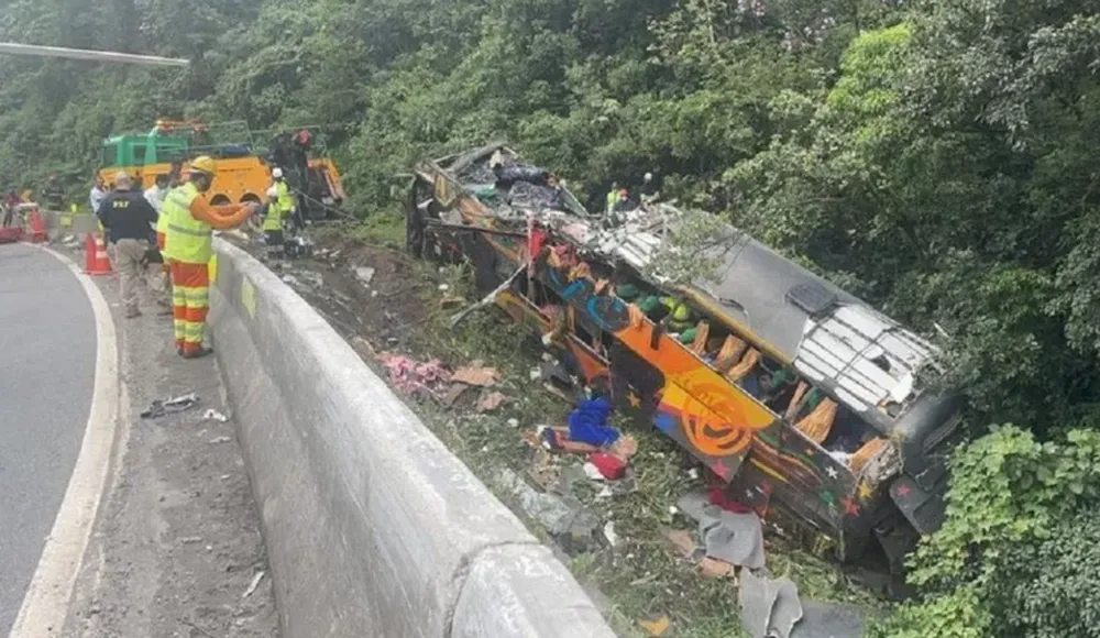 Al menos 21 personas murieron y otras resultaron heridas tras el vuelco de un colectivo