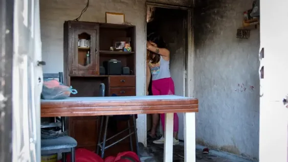 Sale a imprimir currículums, se incendia su casa y un vecino rescata a sus hijos