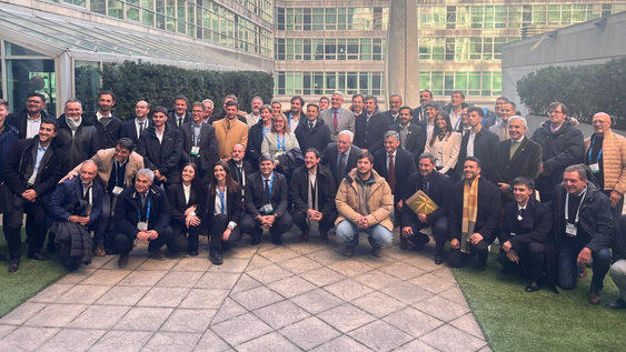 El CEO global de Vicuña, Ron Hochstein; José Morea, Country Director de la compañía; y la delegación sanjuanina encabezada por el ministro de Minería de San Juan, Juan Pablo Perea; todos posaron juntos en la PDAC, en el Hotel Soho de Toronto, Canadá. DIARIO DE CUYO estuvo presente en ese momento histórico.