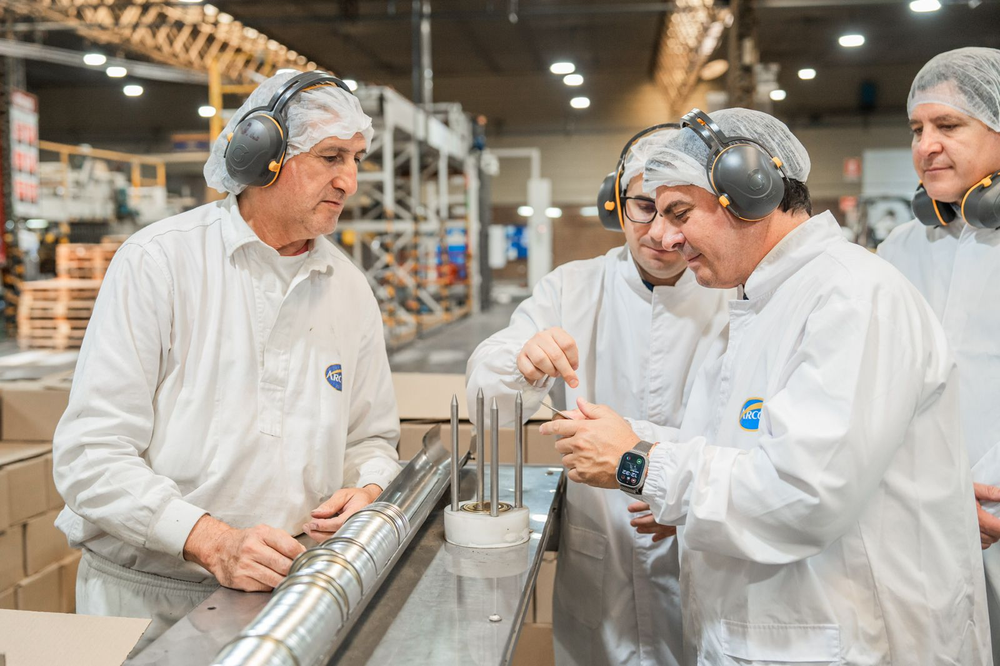 Marcelo Orrego en su visita a la fábrica de Arcor.
