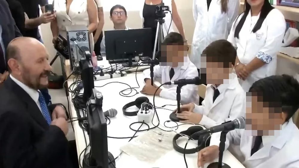 gildo insfran con alumnos