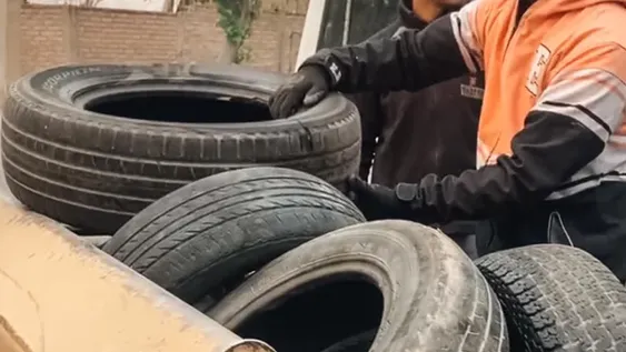 Mano de obra. Personal municipal es el encargado de recolectar y trasladar los neumáticos en desuso para su posterior reciclado.