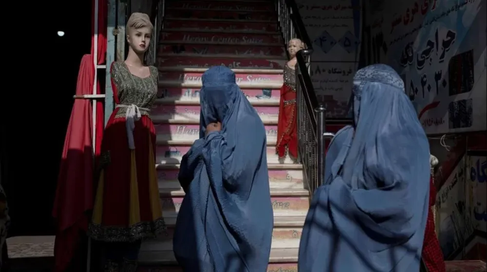 Talibanes decretaron el uso obligatorio del burka en lugares públicos