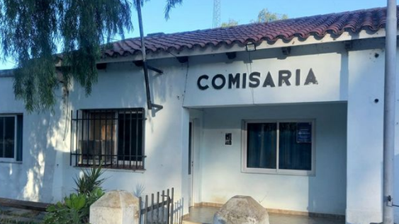 Insólito robo en Santa Fe: asaltaron una comisaría y se llevaron un patrullero y armas