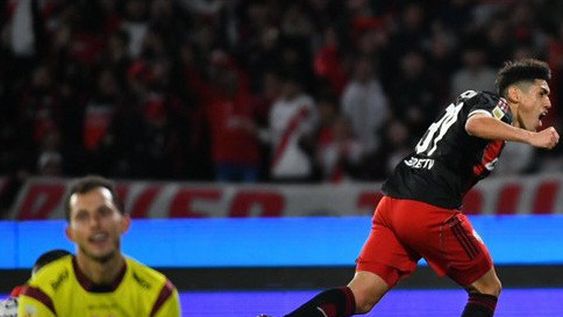 LA AMARGURA de Roffo y la alegría de Lencina, autor de dos goles, en su quinto partido en la Primera del millonario.