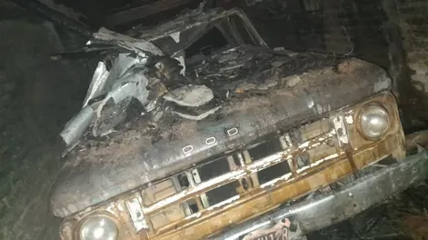 Por un calefón a leña, se incendió una cochera y el techo se vino abajo