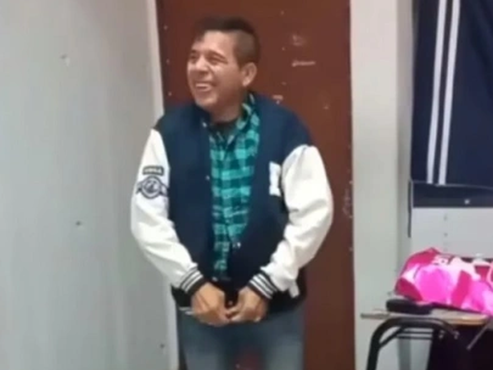 Alumnos le hicieron un regalo a su profesor y él se emocionó: “Nunca tuve una”