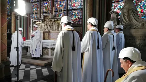 Luego del incendio, celebraron la primera misa en Notre Dame con cascos