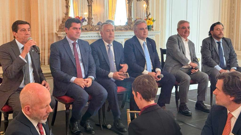 El gobernador Marcelo Orrego participó de un almuerzo estratégico en el Consejo de las Américas junto al ministro Luis Caputo y una amplia comitiva federal, para captar inversiones.