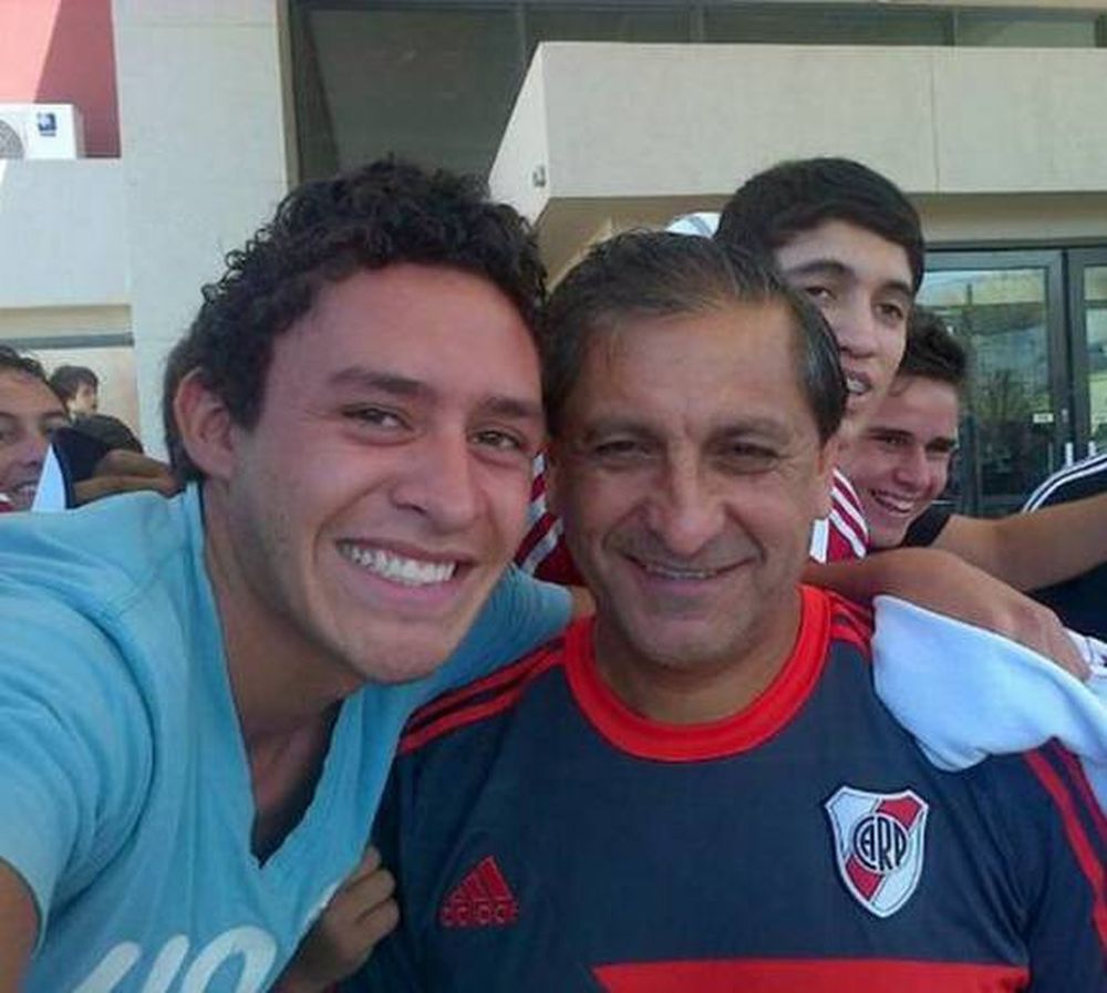 Saludó y firmó autógrafos a los hinchas